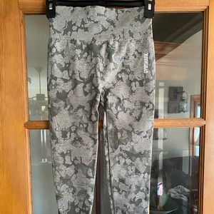 GYMSHARK Sz small high rise ribbed waistband Capri leggings army green camo EUC